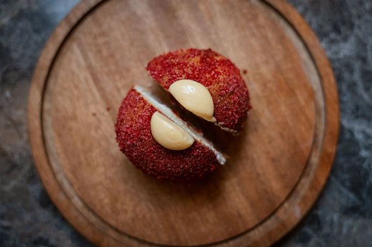 Fastelavnsbolle fra KALA skåret over på midten, set ovenfra, klar til at blive nydt.