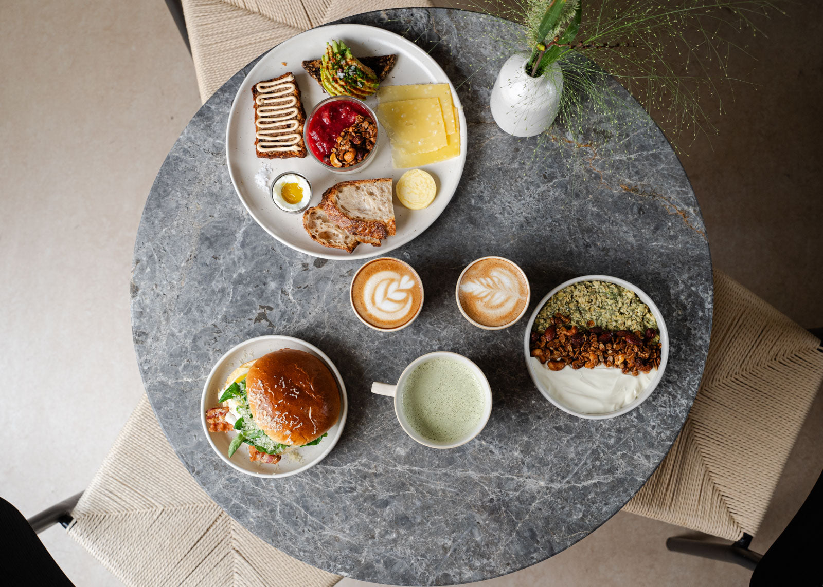 En appetitvækkende samling af farverige retter på et bord i KALA Coffee and Eatery, der indbyder til en dejlig madoplevelse.