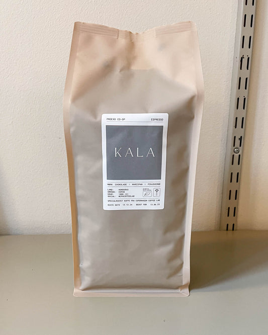 KALA Espresso kaffepose fra Copenhagen Coffee lab på et bord med minimalistisk logo i hvidt, der udstråler elegance og skandinavisk stil.